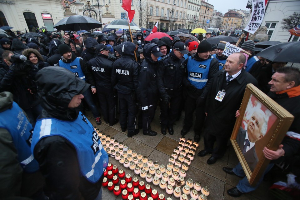 WARSZAWA MIESIĘCZNICA SMOLEŃSKA  (policja)