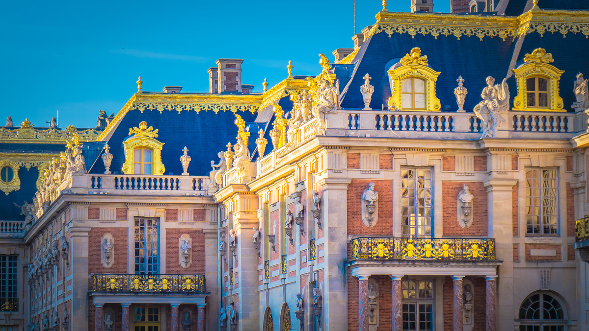 Wersal narodził się z woli jednego człowieka, króla Francji Ludwika XIV, który nieomal na pustkowiu kazał wznieść pałac nie mający sobie równych na świecie. Miał to być pałac wiecznotrwały jak słońce, którego promienisty symbol powtarza się w architekturze i dekoracji wnętrz. Historia dowiodła, że budowla sprostała temu wyzwaniu.