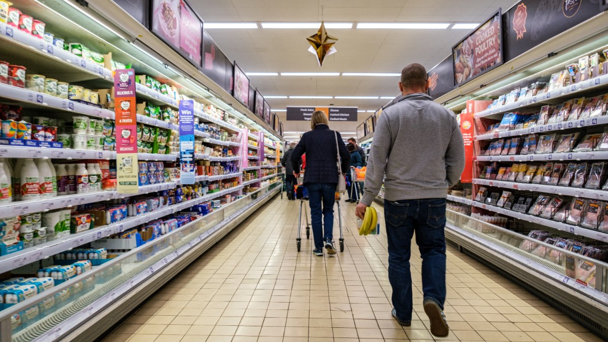 Imagine Stire Val de scumpiri în următoarele trei luni și concedieri în domenii cheie, prognozate de INS: „Mă aștept ca primele scumpiri să se vadă la alimente” | 2review.ro