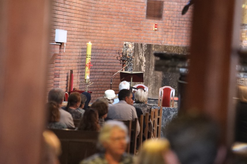 Veliki broj ljudi i u crkvi