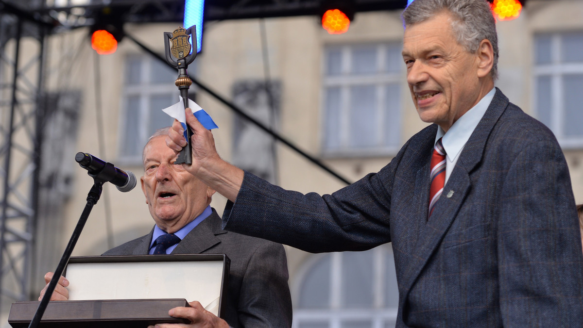 Prezydent Krakowa Jacek Majchrowski przekazał seniorom klucze do miasta. Następnie – jak szacują organizatorzy – co najmniej 500 osób w barwnym korowodzie przeszło wokół Rynku Głównego. W ten sposób seniorzy świętowali drugi dzień I Ogólnopolskich Senioraliów.