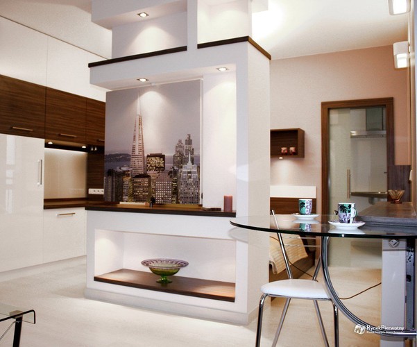 Mieszkanie numer 8 w inwestycji „Kamienica Perłowa”, lokalizacja: Kraków, Stare Miasto, ul. Feldmana 6 (1,2 km od centrum Krakowa), ofertowa cena za 1 mkw. - 12 700 zł, ofertowa cena za mieszkanie - 886 140 zł, powierzchnia - 68,2 mkw.
<br>
Kolejna z ekskluzywnych krakowskich inwestycji, wbrew swojej nazwie nie ma historycznego charakteru. Nowe mury „Kamienicy Perłowej” zostały wkomponowane w pobliską historyczną zabudowę. Ostatnie dostępne mieszkanie w tej inwestycji, ma powierzchnię 68,2 mkw. i kosztuje 12 700 zł za 1 mkw. (łącznie 886 140 zł bez miejsca garażowego). Lokale o podobnej cenie za 1 mkw. nie są całkowitą rzadkością w Krakowie. Takie „M” można znaleźć m.in. w następujących projektach:  
<br>
- Kamienica Senatorska, Zwierzyniec, ul. Senatorska (ceny od 11 000 zł/mkw.)<br>
- Czarodziejska, Dębniki, ul. Czarodziejska (ceny od 11 000 zł/mkw.)<br>
- Park Avenue Apartments, Podgórze, ul. Czarodziejska (ceny od 12 000 zł/mkw.)<br>
- Zacisze 4, Stare Miasto, ul. Zacisze (ceny od 13 500 zł/mkw.)  <br>  
<br>
Kilku innych deweloperów publicznie nie podaje ceny oferowanych apartamentów, ale można przypuszczać, że ta kwota znacznie przekracza 10 000 zł/mkw.