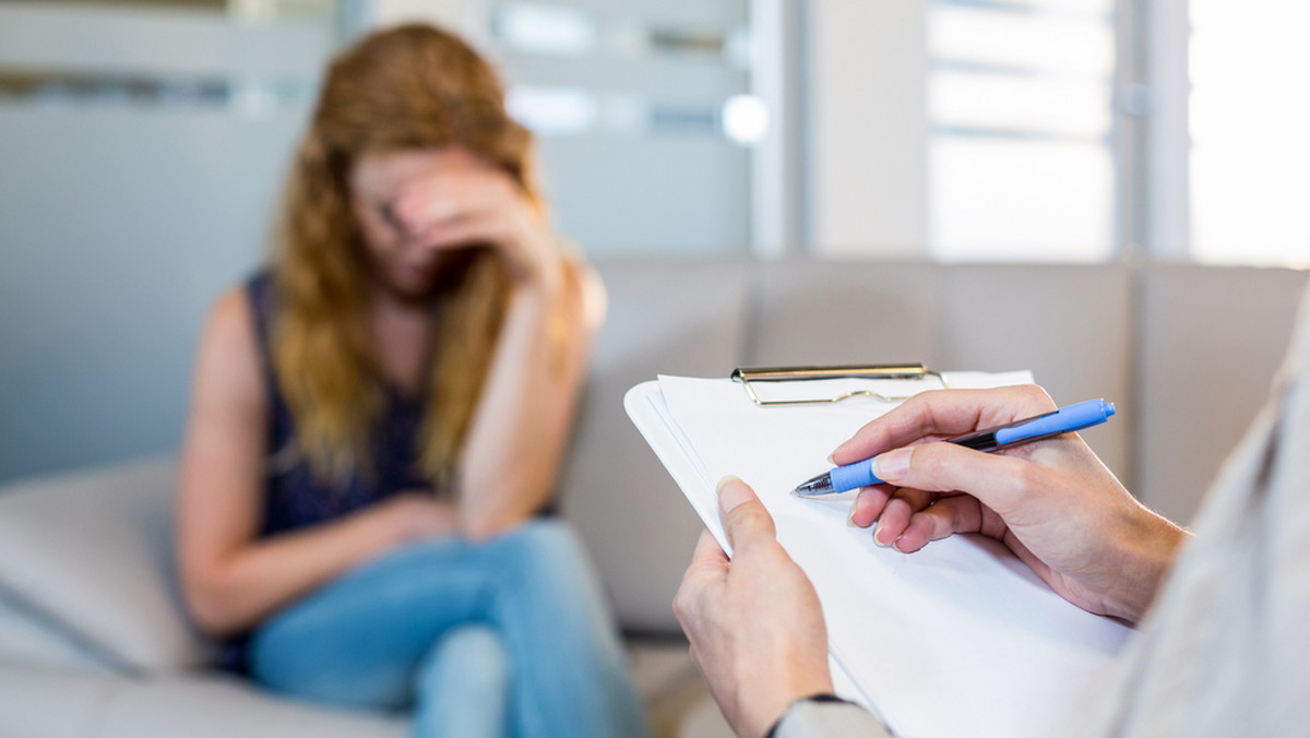 Do leczenia depresji i innych zaburzeń psychicznych wykorzystuje się terapie, podejmuje różne metody leczenia, ale też nierzadko stosuje się leki, w tym głównie te zawierające<strong> fluoksetynę. </strong>