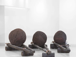 Magdalena Abakanowicz „Black Balls IV, V, VI”, 1987 (Aukcja 14 marca 2023, Polswiss Art)