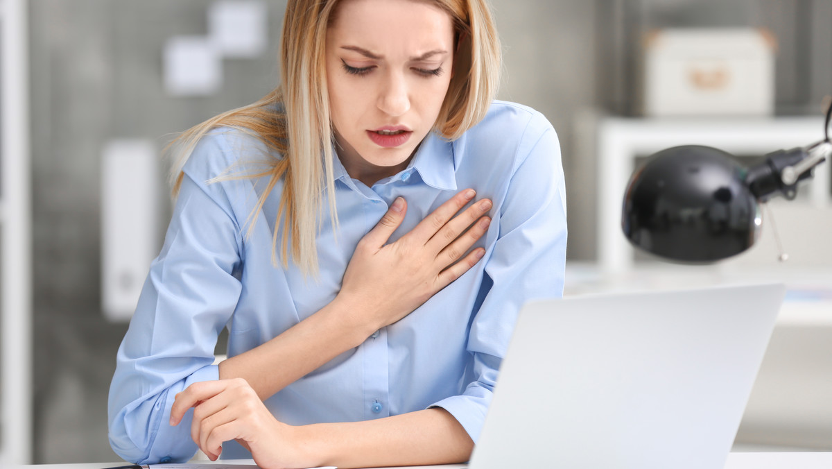 Dławica piersiowa jest zespołem objawów, które są następstwem niewydolności naczyń wieńcowych. W tym stanie zaburzony jest prawidłowy dopływ krwi oraz substancji odżywczych do serca. Wymaga on jak najszybszej diagnostyki i wdrożenia specjalistycznego leczenia. Tylko wtedy można uniknąć poważnych konsekwencji dławicy piersiowej.