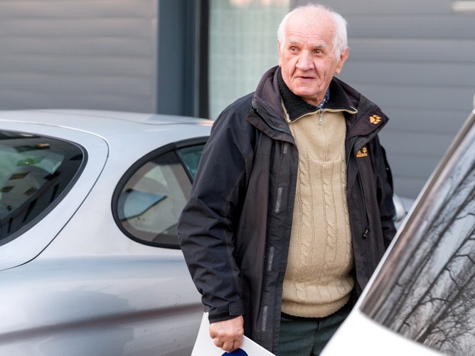 78-letni Feliks Meszka wysiada z samochodu przed jednym z katowickich hoteli