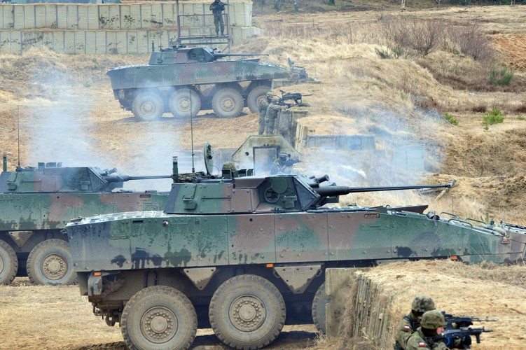 Poligon w Drawsku Pomorskim - transportery Stryker i transportery opancerzone KTO Rosomak w akcji.  <br><br>
fot. (mb/cat) PAP/Marcin Bielecki