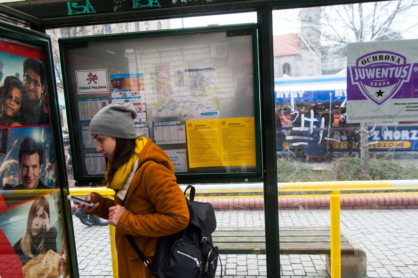 Instrukcje ratowania życia pojawiły się na przystankach w Poznaniu