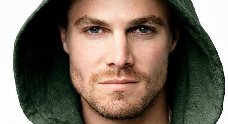 Arrow star Stephen Amell indirectly started the Twitter war between Chrissy Teigen and actress Katie Cassidy