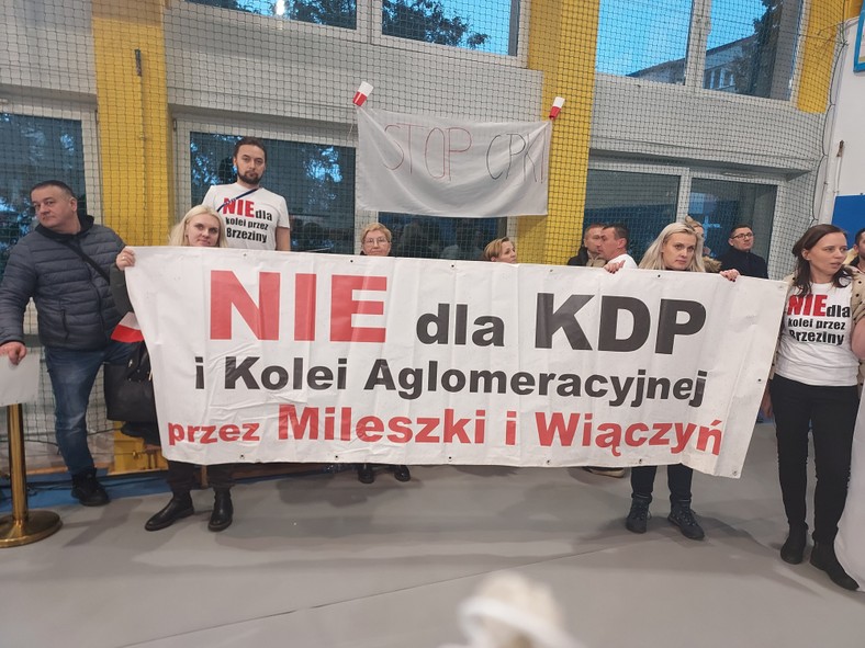 Przy transparencie, po prawej stronie, Katarzyna Hołys-Lewy z siostrą bliźniaczką podczas wizyty Andrzeja Dudy w Brzezinach