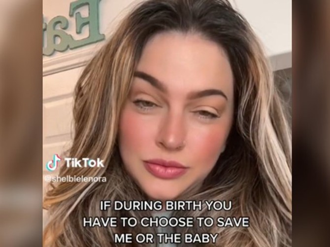 Mama bira između svog i bebinog života