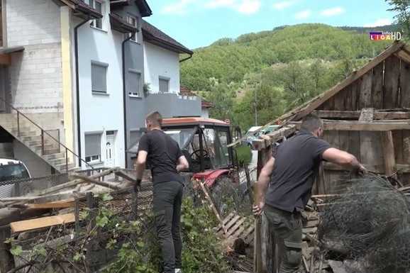 MILE I MIKAJLO ĆE POSLE 13 GODINA U HRANITELJSKOJ PORODICI DOBITI DOM Odlučili su da se vrate u rodnu Ivanjicu i obnove staru kuću dede Svetozara (FOTO)