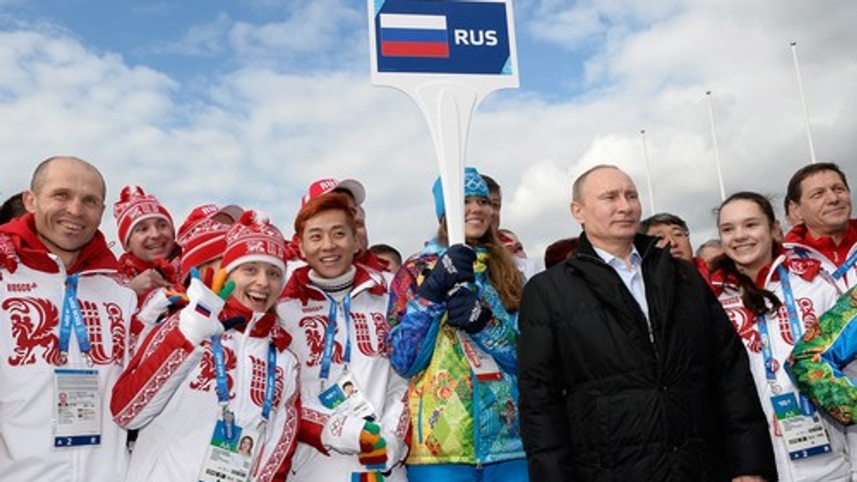 Vladimir Putin pozira sa ruskim sportistima tokom posete Olimpijskom selu pre ZOI u Sočiju 2014.