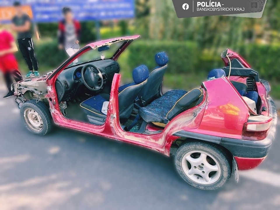 Policajti zastavili v Lučenci auto bez strechy, dverí i EČV, prekročilo rýchlosť.