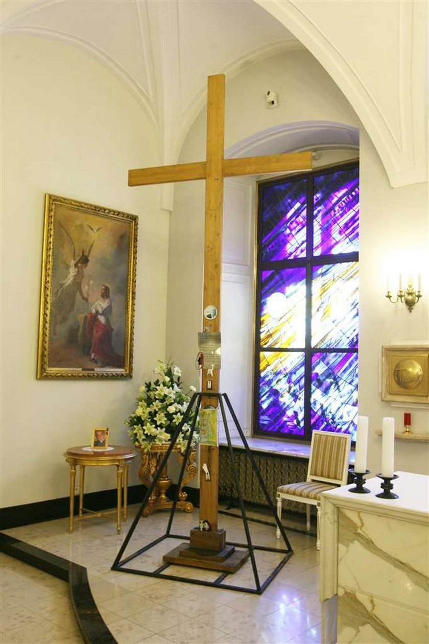 Krzyż nie powinien jechać do Smoleńska