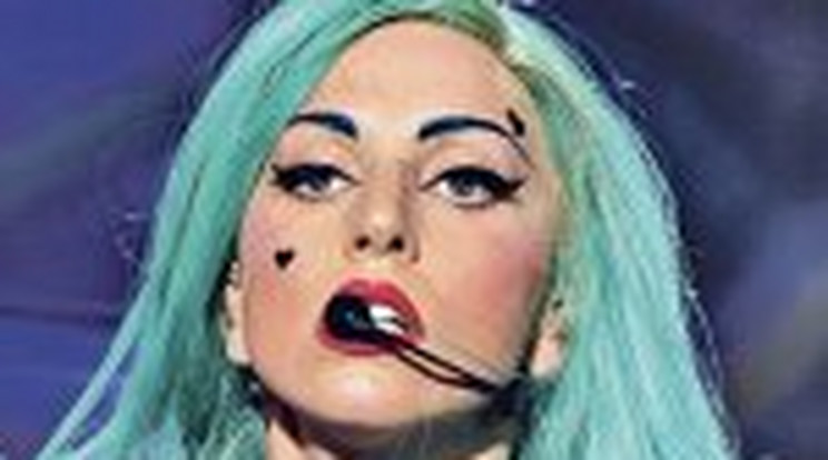 Botrány: Gaga tolókocsiban