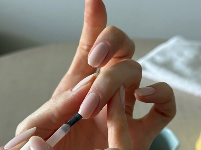  Lak na noktima vam se brzo ljušti i puca? Evo kako da manikir traje i do 10 dana