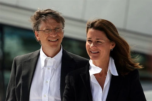Bill Gates ze swoją żoną Melindą. Ich Fundacja w latach 2000-2004 wydała na cele charytatywne 29 miliardów dolarów. Poznali się podczas konferencji Microsoftu - Melinda pracowała dla tej firmy