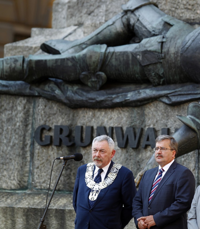 Bronisław Komorowski i Jacek Majchrowski przed Pomnikiem Grunwaldzkim w Krakowie