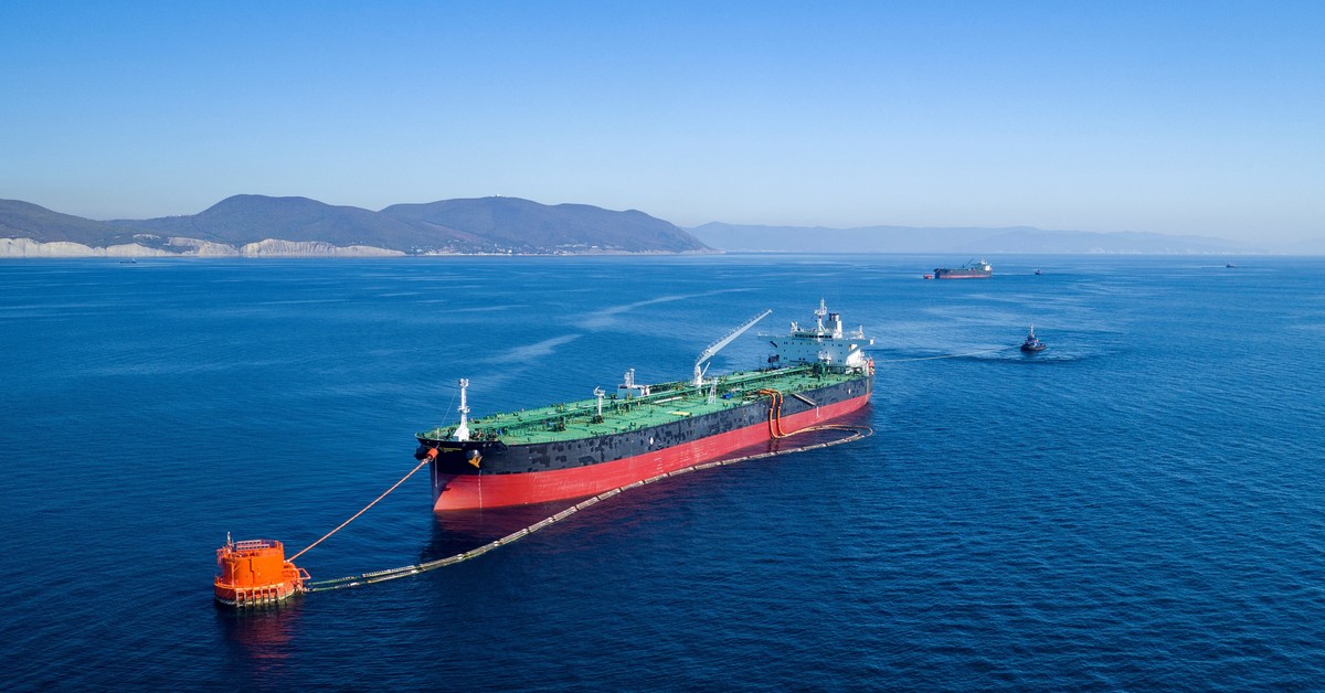 USA uchyliły sankcje na rosyjską ropę. Kreml mówi o "nieuniknionym"