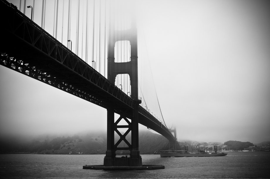 Most Golden Gate w San Francisco, którego budowę rozpoczęto w 1933 r. Przez 30 pierwszych lat swojego istnienia był najdłuższym mostem wiszącym na świecie. W czasie swojego istnienia przetrwał wiele trzęsień ziemi, a do dzisiaj przejeżdża nim codziennie ponad 100 tys. aut