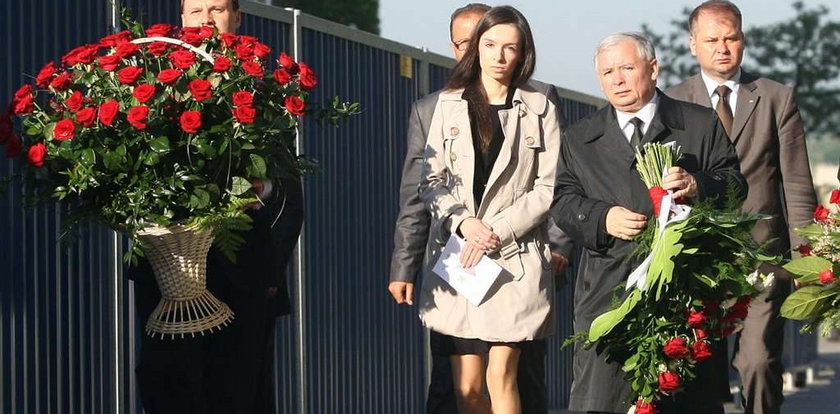 Kaczyński z Martą na grobie brata