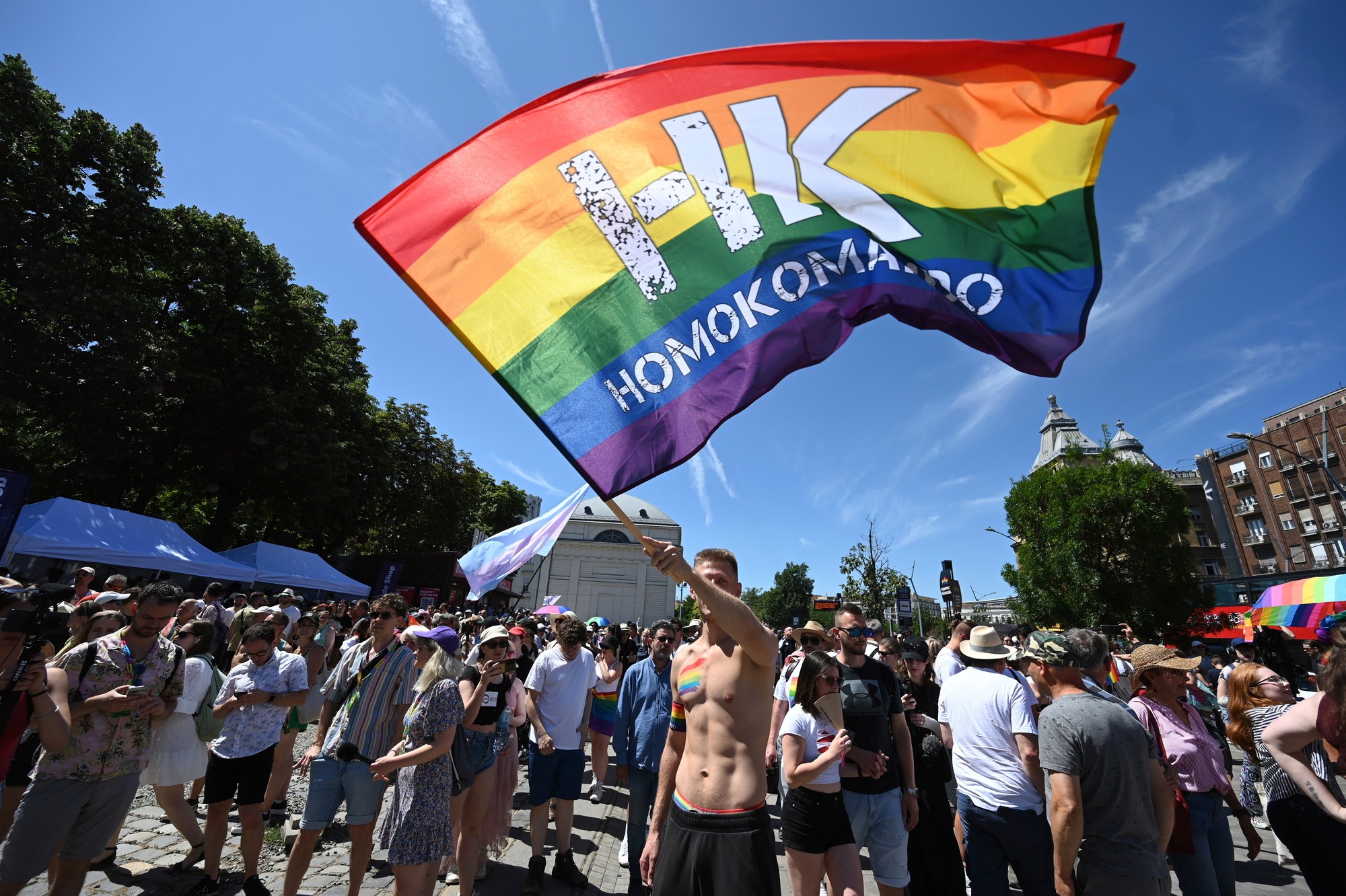 Budapeštiansky Pride, ktorý sa snažili zakázať, nakoniec prilákal do ulíc asi 200-tisíc ľudí. 