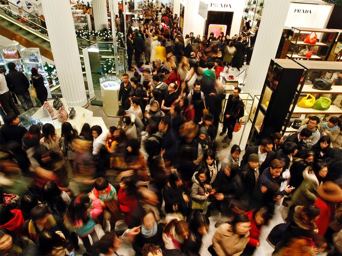 Nic dziwnego, że przed centrami handlowymi ustawiały się tłumy