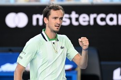 Australian Open. Miedwiediew i Tsitsipas grają dalej