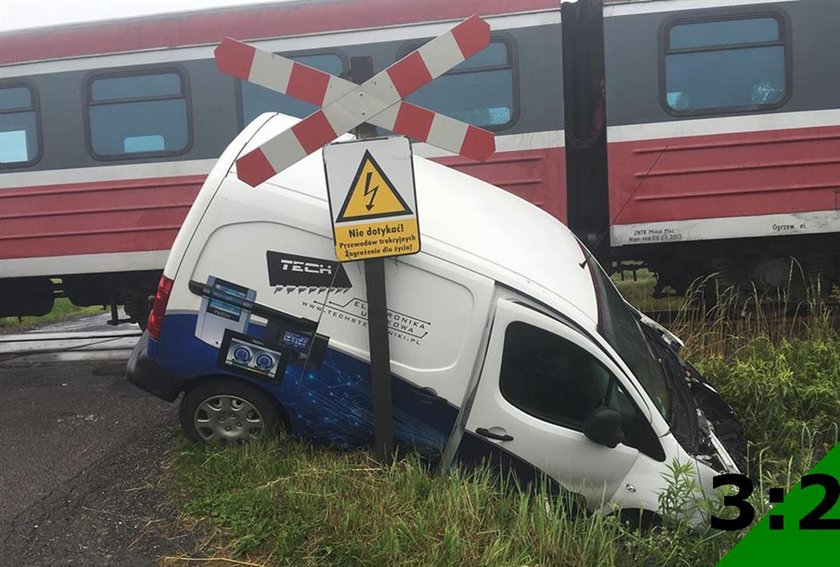 Zderzenie peugeota z pociągiem relacji Bielsko-Biała - Wadowice