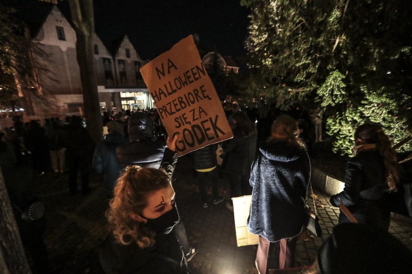 Emocje sięgają zenitu. Masowe protesty po wyroku ws. aborcji kontra apel premiera