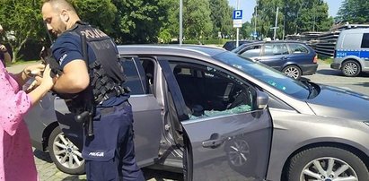 Kołobrzeg: Policjanci uratowali psa z rozgrzanego samochodu