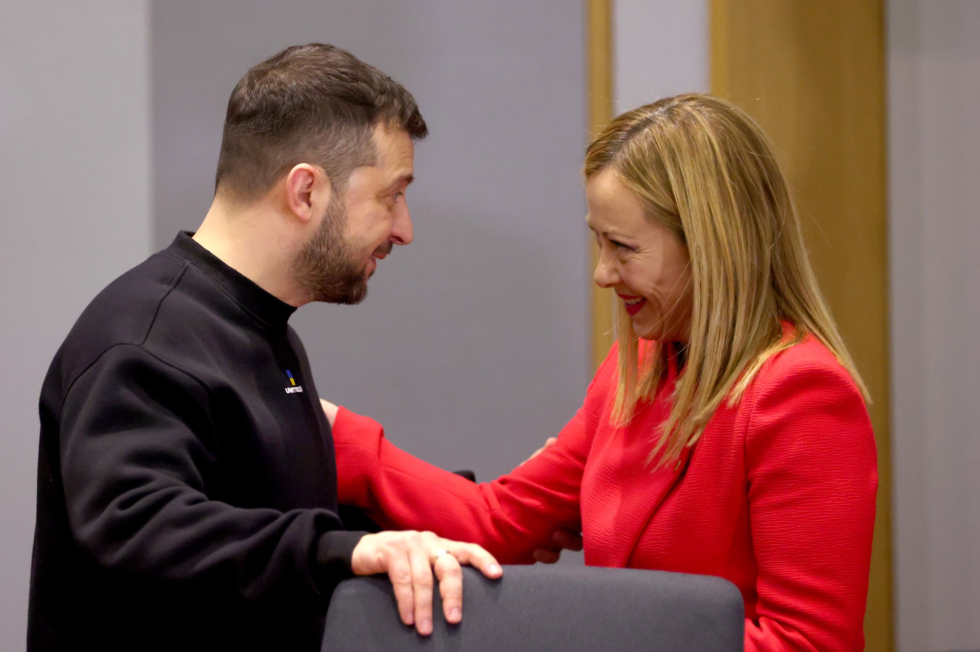Talianska premiérka Giorgia Meloniová a ukrajinský prezident Volodymyr Zelenskyj.