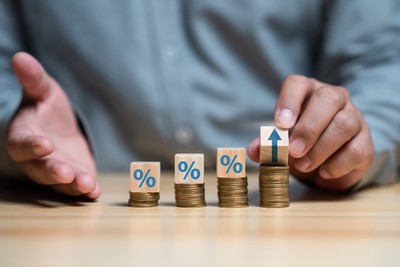 Podwyżka, dodatek motywacyjny i urlop regeneracyjny. To elementy Pakietu Ratunkowego. Od kiedy pracownicy skorzystają?