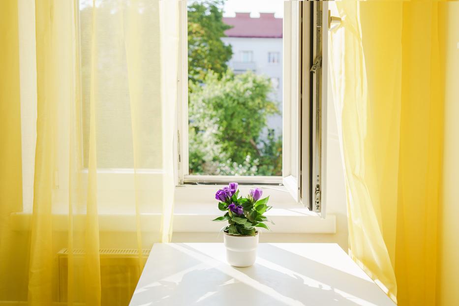 Így kell mosni a függönyt, és akkor utána vasalni sem kell. Fotó: Getty Images