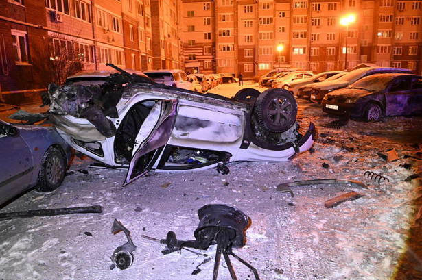 Uszkodzone samochody po ukraińskim ostrzale rosyjskiego miasta Biełgorod. Zdjęcie udostępnione na oficjalnym kanale burmistrza Biełgorodu Walentina Demidowa