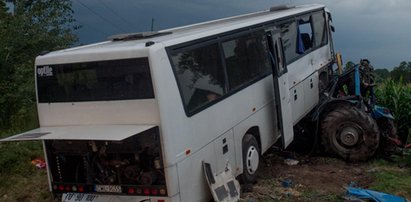 Miazga! Autobus z dziećmi zderzył się z ciągnikiem