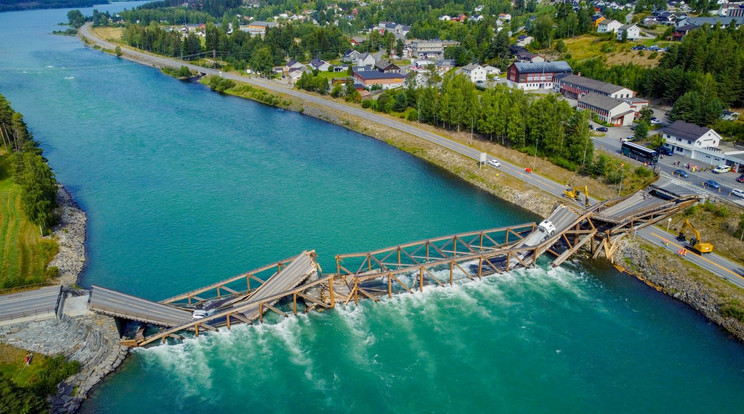 Összeomlott egy faalapú híd, két autó járt pórul Norvégiában, de senki sem sérült meg / Fotó: Profimédia