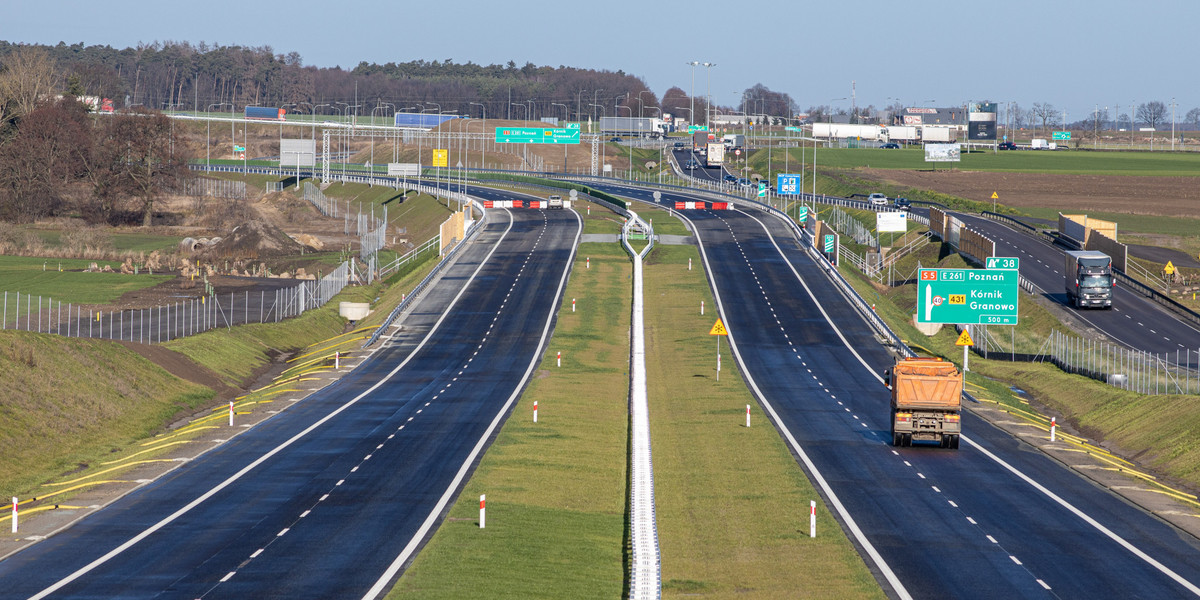 Na liście tegorocznych sukcesów GDDKiA wymienia m.in. ukończenie drogi ekspresowej S5 między Wrocławiem i Poznaniem. Trasa ta została oddana z wieloletnim opóźnieniem. 