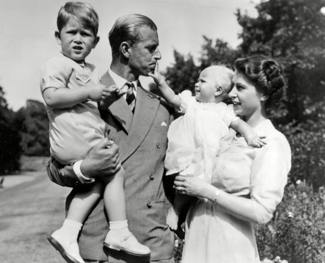 Kraljica Elizabeta i princ Filip sa princom Čarlsom i princezom Anom, 1952.