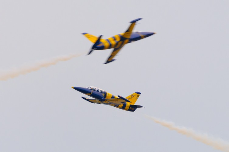 Samoloty Albatros grupy Baltic Bees podczas pokazu lotniczego, 13 bm. Na poznańskim lotnisku Ławica odbywają się pokazy lotnicze Aerofestival 2015. (jk/cat) PAP/Jakub Kaczmarczyk