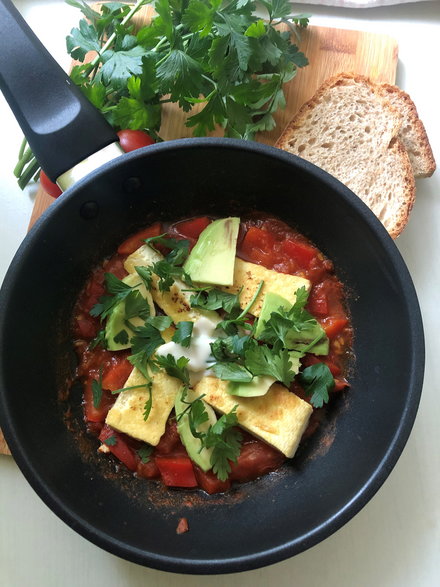 Szakszuka z tofu i awokado 