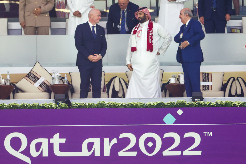 Od lewej prezydent FIFA Gianni Infantino i saudyjski książę koronny Mohammed bin Salman podczas meczu Katar-Ekwador