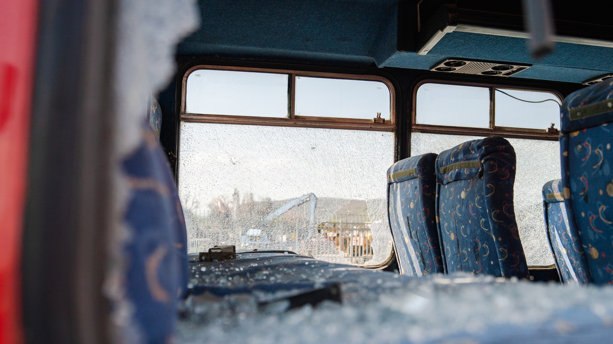 Autobus skončil pod vodou. (ilustračné foto)