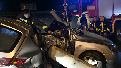 Az autó a felismerhetetlenségig összeroncsolódott – Sokkoló fotók az újbudai halálos balesetről 