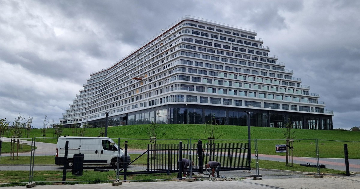 Co się dzieje z "Gołębiewskim" w Pobierowie? Miał być raj, a jest plac budowy. "Gotowe jest tylko jedno skrzydło"