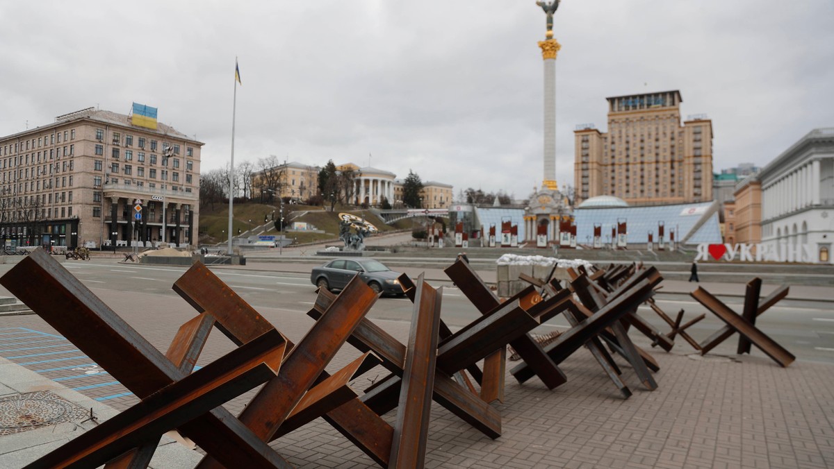 Jeże przeciwczołgowe na ulicach Kijowa