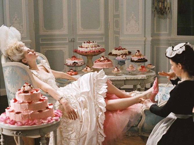 Kirsten Danst kao Marija Antoaneta u istoimenom filmu Sofije Kopole iz 2006. godine