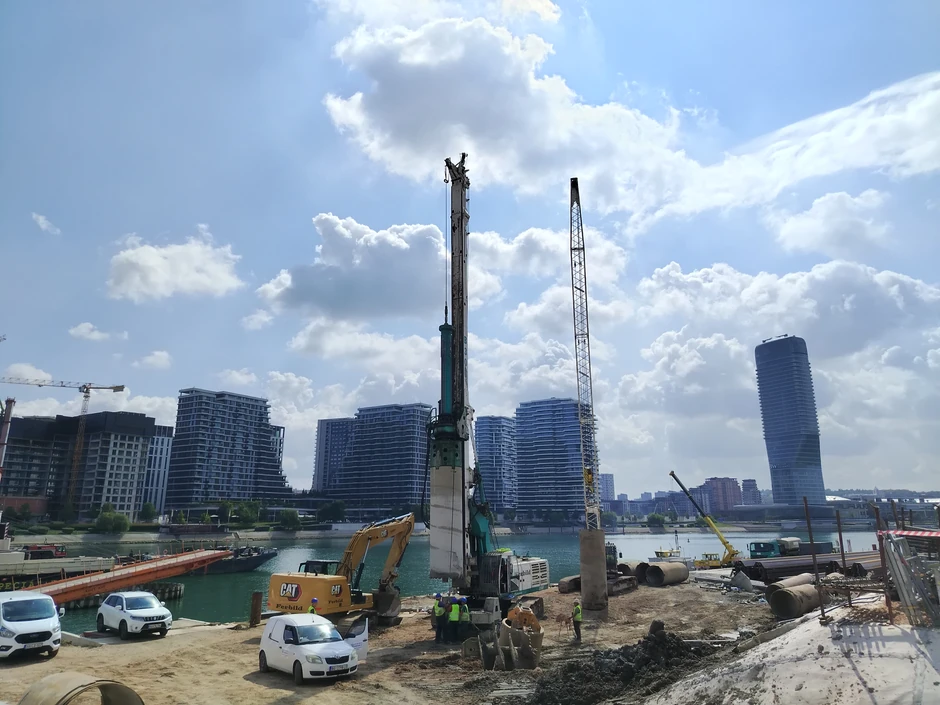 "Što se tiče stubova na novobeogradskoj strani, prvi stub – kod njega je izvršeno betoniranje temelja"