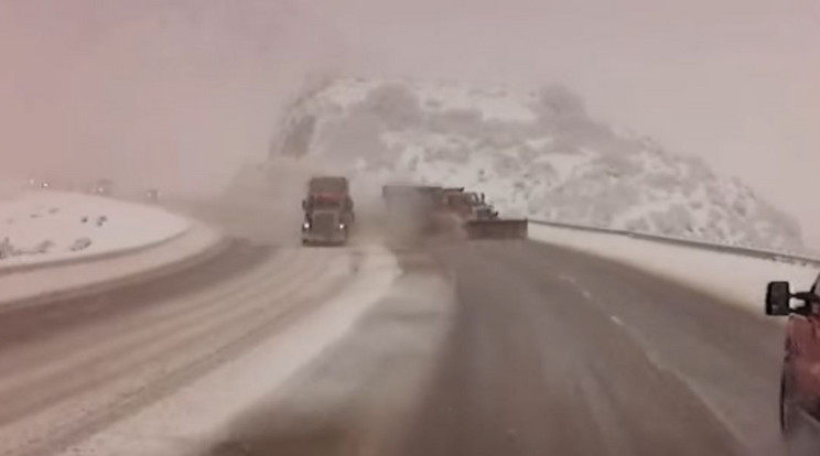 Zavarhatta a kamionost a hókotró / Fotó: YouTube